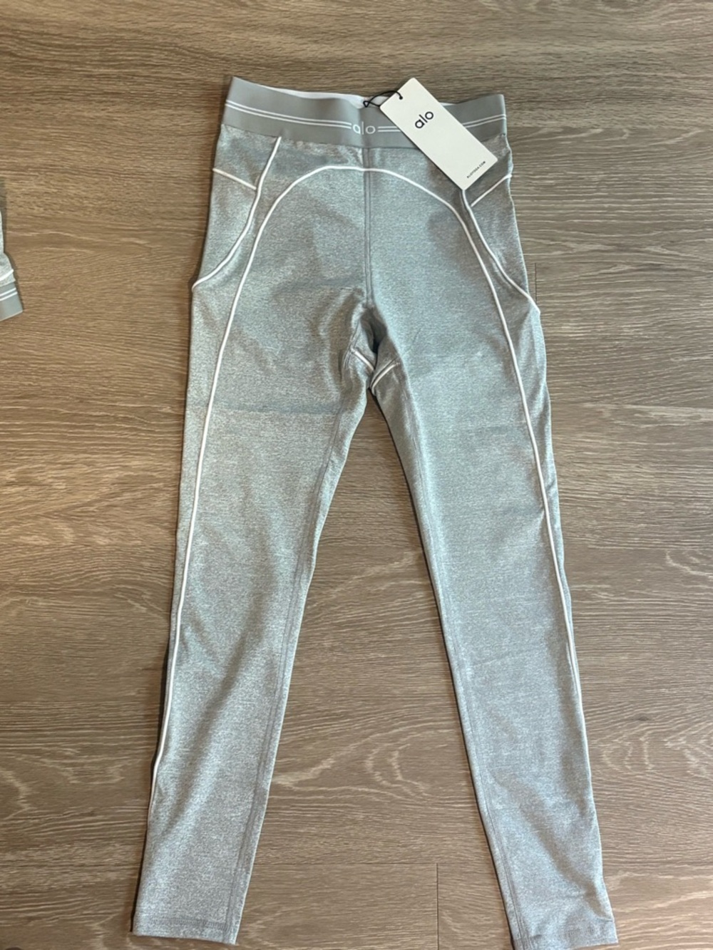 ALO Yoga Gray & White Leggings & Sports Bra Set - Picture 3 of 4